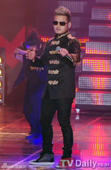 组图：尹施允捧场好友李正个唱献声抢镜