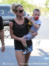 幻灯图集：布兰妮带儿子看电影 热裤秀健美双腿