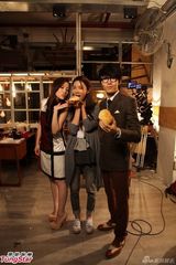 组图：方大同选新人拍MV 薛凯琪带菠萝包探班