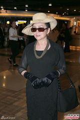 组图：刘家良出殡众星扶灵 遗孀直斥邵氏欠钱