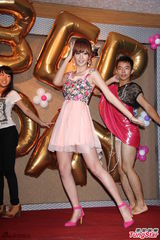 组图：安心亚粉裙亮相歌迷会 台上跳舞性感甜美