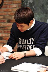 高清图：JYJ朴有天办签名会以温暖笑容回馈粉丝