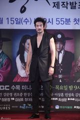 高清组图：李准基申敏儿出席《阿娘使道传》发布会