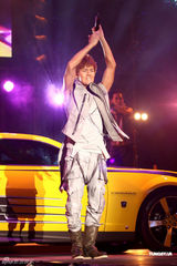 组图：吴克群个唱湿身秀腹肌 和女模互摸掀高潮