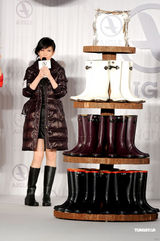 组图：周慧敏出道近25年 默认自传会写倪震偷食