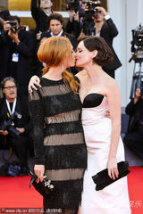 组图：约瑟芬透视装近全裸 和爆乳女星热辣深吻