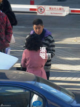 组图：任重何赛飞拍新剧 院外拉扯情绪激动