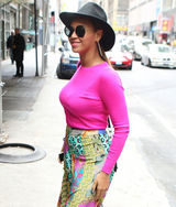 高清组图：碧昂斯纽约街拍 玫红色上衣搭配花裙