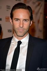 组图：《魔鬼绳结》首映 威瑟斯彭性感露乳沟