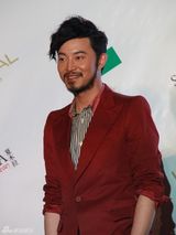 组图：沙溢红衣亮相华谊之夜 透露下月当父亲