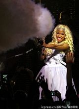 组图：麻辣鸡个唱粉丝强行上台 与保镖激烈扭打