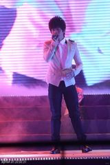 组图：快男杭州欢唱会火爆开唱 兄弟情感动全场