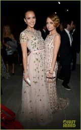 组图：阿尔芭裸色裙娇俏亮相 妮可-里奇露背秀纹身