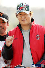 组图：韩星白成铉徐智锡等艺人参加棒球大赛