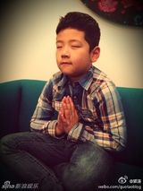 组图：石头放寒假看《西游记》 双手合十扮唐僧