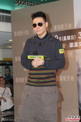 组图：许志安梁汉文苏永康签唱会感情好互调侃