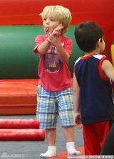 组图：小甜甜大露背幼儿园外接爱子上演天伦秀