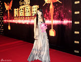 组图：萧添尹清新森系风亮相盛典红毯