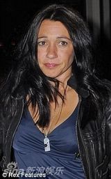 幻灯图：英格兰太太团14金花斗艳 巨乳长腿比拼