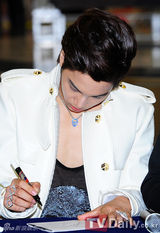 组图：EXO-K成员KAI迎接二十岁成人礼