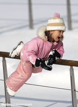 组图：休-杰克曼带孩子玩雪 小艾娃骑单杠玩得疯