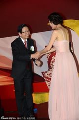 组图：林志玲深V秀乳沟 被高层摸手狂捞金