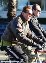 组图：施瓦辛格卸任后积极锻炼 骑单车意气风发