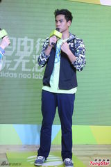 组图：彭于晏运动装亮相帅气抢镜