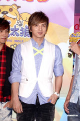 幻灯组图：周笔畅耍酷扮可爱 棒棒堂平底锅当贺礼 