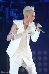 组图：韩庚个唱上演万人大合唱 与女舞者挑逗热舞