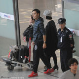 组图：姚贝娜素颜黑装现身机场 遇粉丝索签名