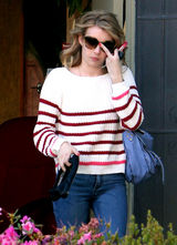 高清图：艾玛-罗伯兹街拍LOOK条纹毛衣搭牛仔裤