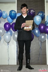 组图：温升豪35岁生日圆歌手梦 唱新歌回馈歌迷