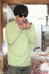 组图：萧煌奇年货街宣传专辑 自掏腰包犒赏同事