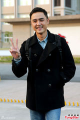 组图：明道退役心情大好 粉丝门口热烈迎接