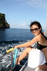 组图：张茆与外籍男友度假 比基尼秀性感曲线