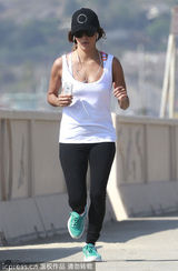 组图：伊娃背心紧身裤亮相 跑步锻炼秀身材