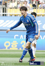 组图：JYJ成员金俊秀与李起光李莞等参加足球赛