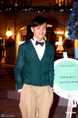 组图：杨采妮白抹胸性感出席活动 坦言期待做妈妈