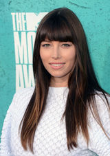 组图：杰西卡-贝尔白色长袖连衣裙亮相