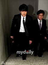 组图：韩星柳时元涉嫌追踪殴打妻子出庭受审