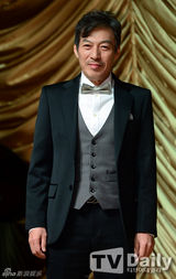 组图：金贤重《感激时代》发布 女星网袜秀开场