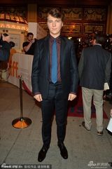 组图：休杰克曼挺《囚徒》首映 与杰克勾肩合照