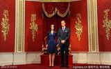 组图：威廉凯特庆纸婚推蜡像 戴安娜蜡像首披红装