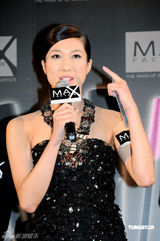 幻灯图：钟嘉欣闪亮现身代言捞金 分享化妆心得