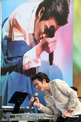 组图：萧敬腾新专辑改版 新片票房告捷手握小金人