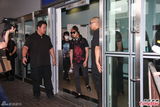 组图：韩国乐队FTISLAND抵港 成员疲惫频打呵欠