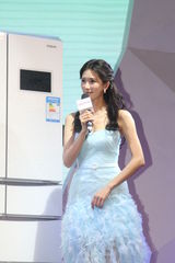 组图：林志玲低胸性感遭粉丝求爱 自曝烧菜减压