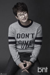 组图：朴施厚曝新年首批写真 休闲调皮抢眼球