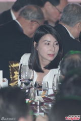 组图：郭晶晶独自出席活动 宽松黑裙孕味甚浓